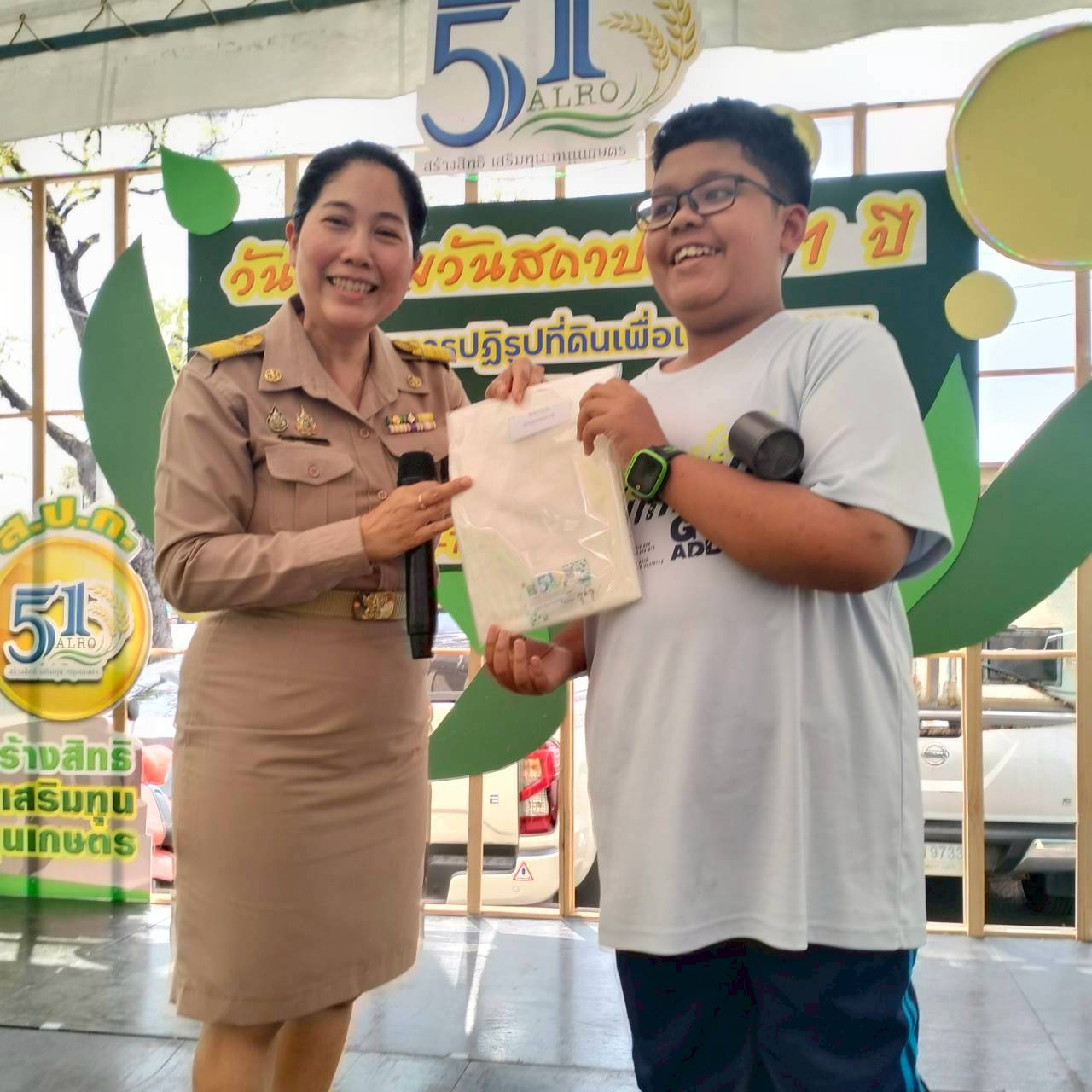 title - คณะทำงานฝ่ายติดตามประเมินผลการจัดงาน วันคล้ายวันสถาปนาสำนักงานการปฏิรูปที่ดินเพื่อเกษตรกรรม (ส.ป.ก.) ครบรอบ 51 ปี เปิดตั้งจุดให้ผู้ร่วมงานได้ร่วมสนุก เล่นเกมส์ และตอบแบบประเมินผลการจัดงาน ผ่านระบบออนไลน์